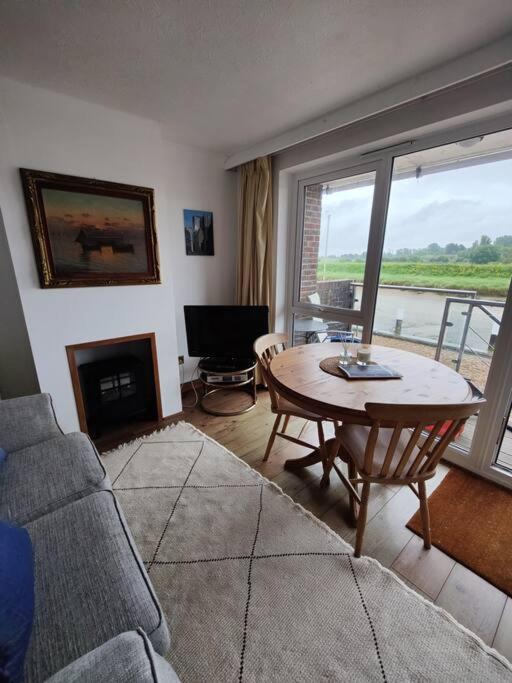 Stunning 1 Bedroom Apartment Over Looking River Rye Kültér fotó